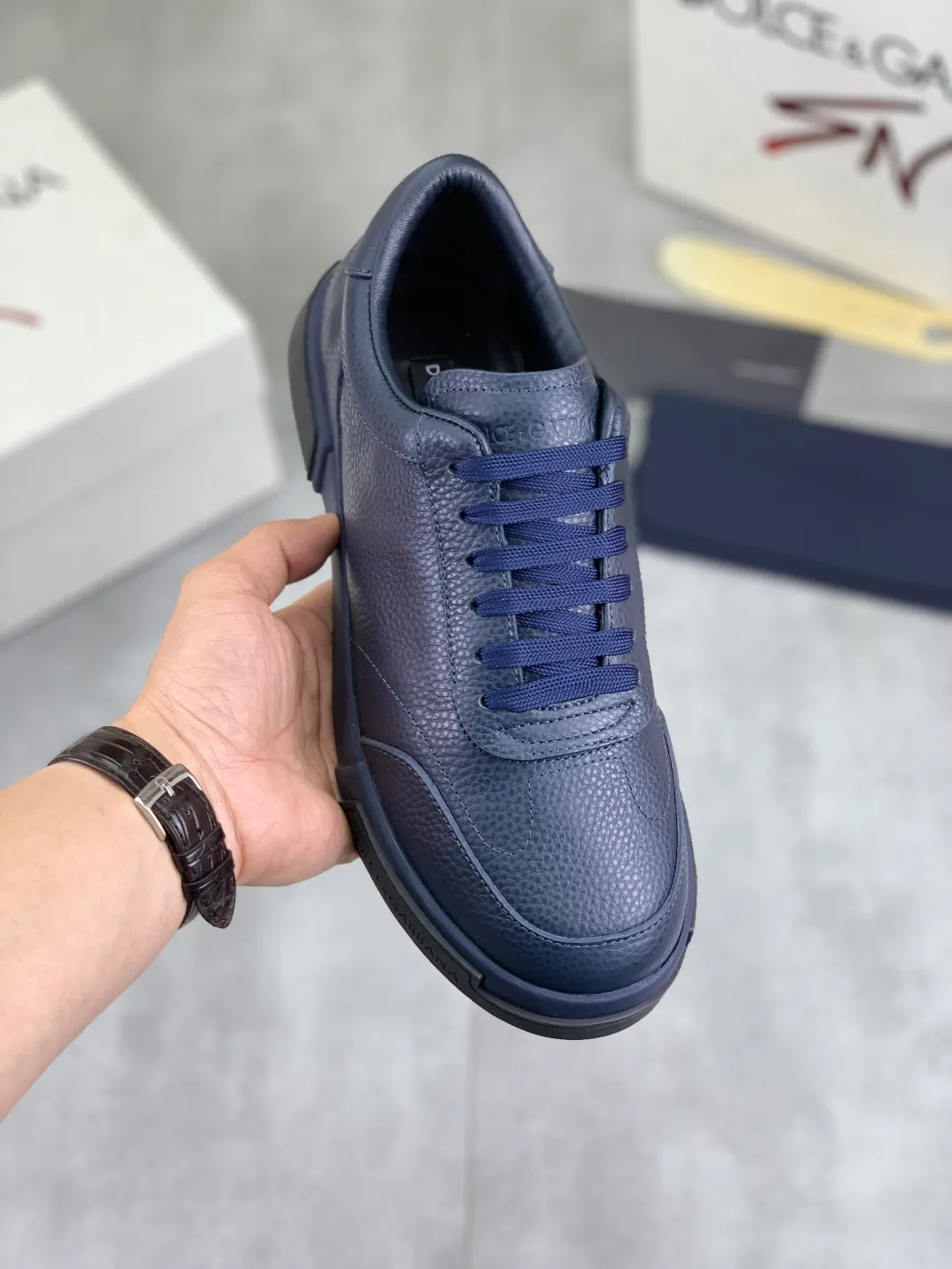 Men's shoes 💰P520 new model (DG-Dolce & Gabbana) latest popular 🔥🔥casual shoes, with brand signature details on the tongue, imported first-layer pebbled cowhide fabric, fashionable and versatile, can add luster to various looks. Create an exquisite design with unique dynamic vitality and modern atmosphere, showing modern elegance. Size: 38-44 (45 46 customized) Color: 4️⃣ colors available